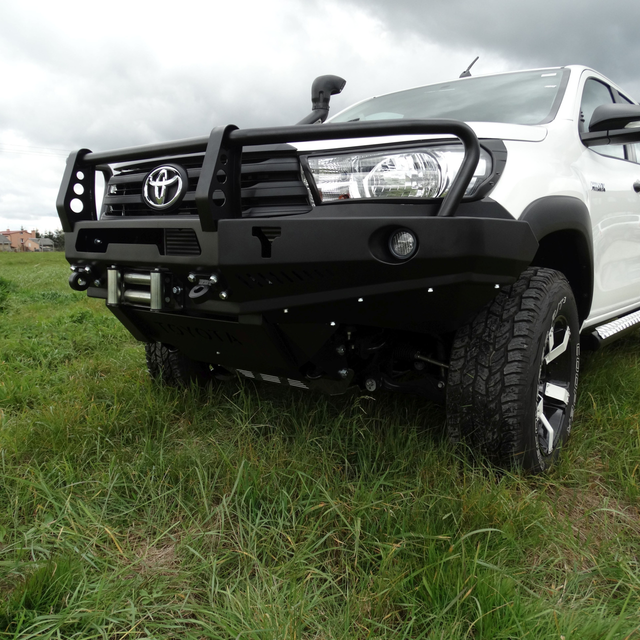 ZDERZAK PRZEDNI Z BULLBAREM DO TOYOTY HILUX REVO